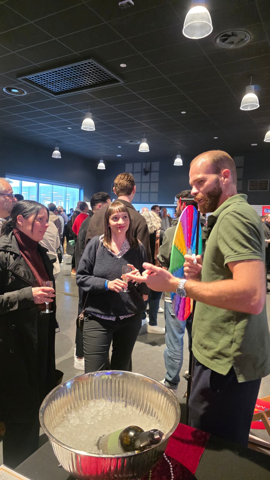Thibault Ragot anime une dégustation avec la roue des arômes — formation œnologique pour les équipes CHR à Montpellier